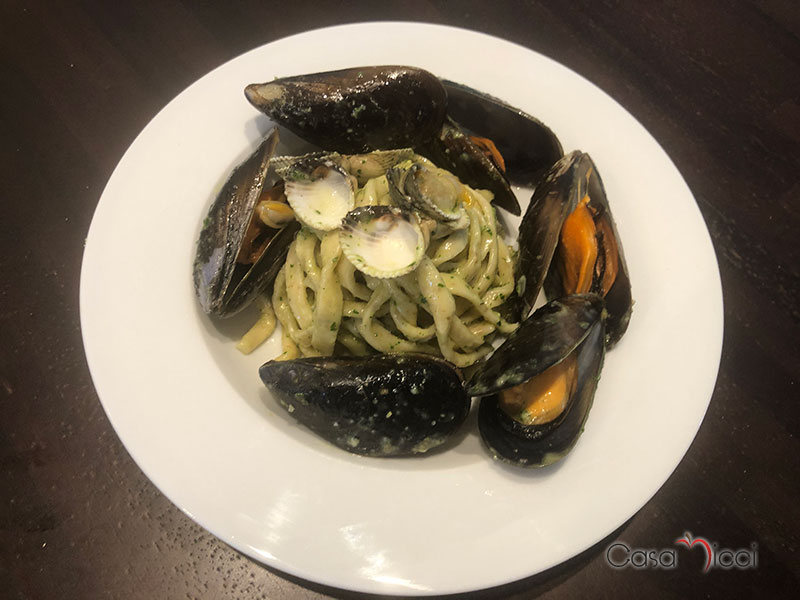 Trenette avvantaggiate con pesto, cozze e vongole